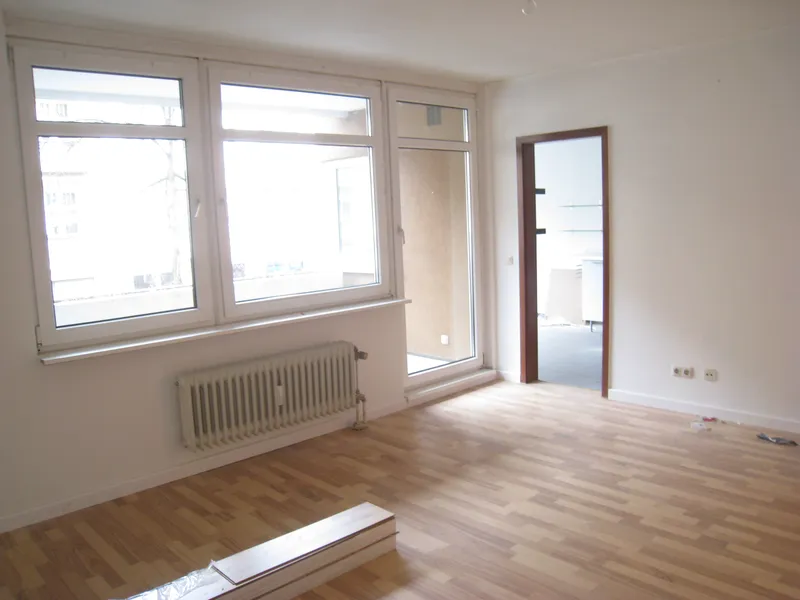 Schöne renovierte Wohnung in gepflegtem Wohnhaus * großer Balkon * EBK * — photo 1